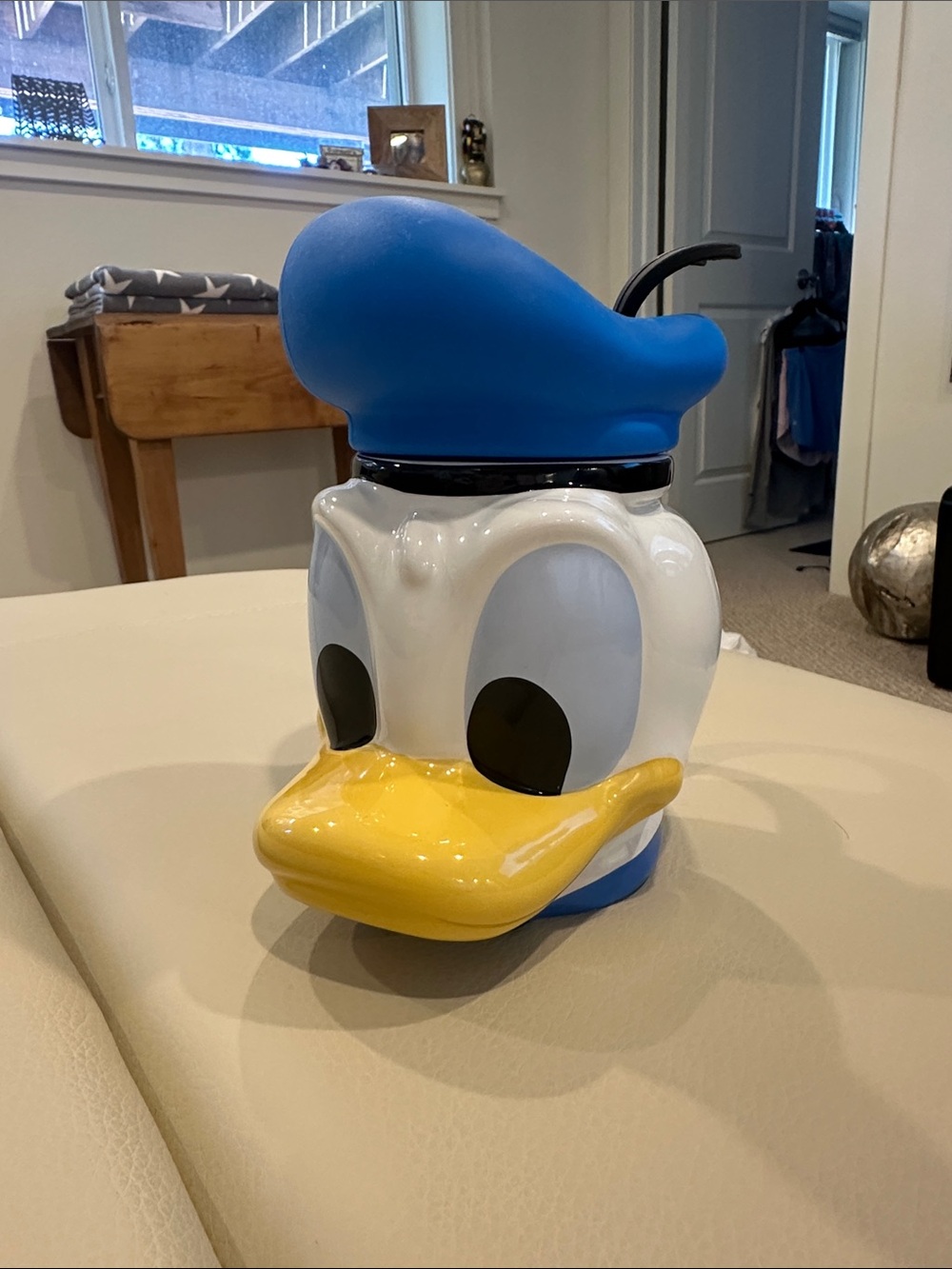 Donald Duck Ceramic Coffee mug - Blue, White & Yellow
22 oz. 
Perfect
Disney